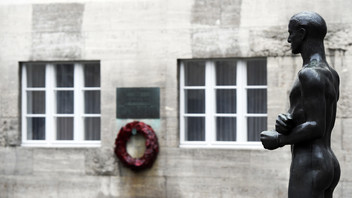 Die Bronzefigur "Junger Mann mit gebundenen Händen" im Innenhof des Bendlerblocks in der Gedenkstätte Deutscher Widerstand in Berlin.