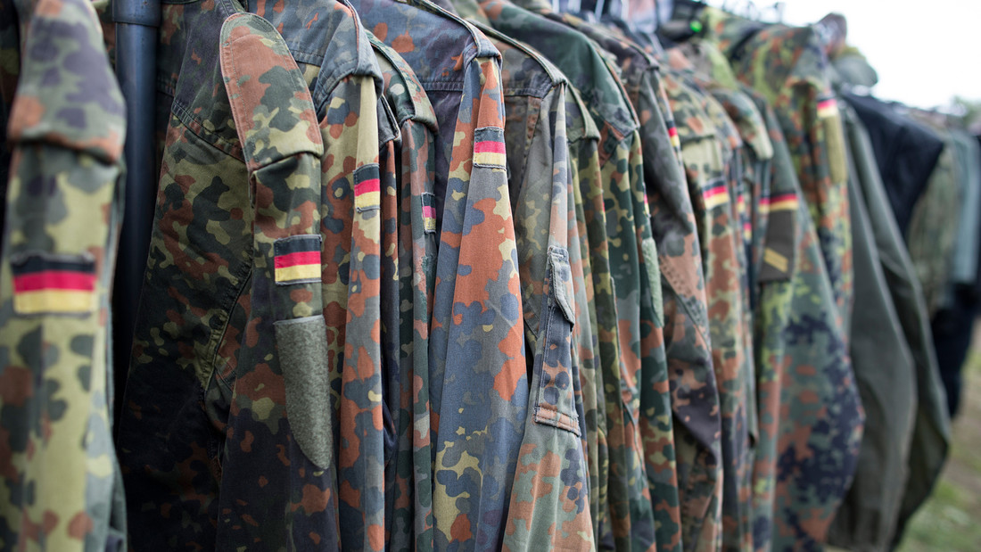 Aufgehängte Flecktarn-Uniformen der Bundeswehr