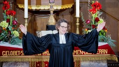 Die neue Kirchenpräsitentin Christiane Tietz erteilt am Sonntag (26. Januar) in der Lutherkirche Wiesbaden den Segen