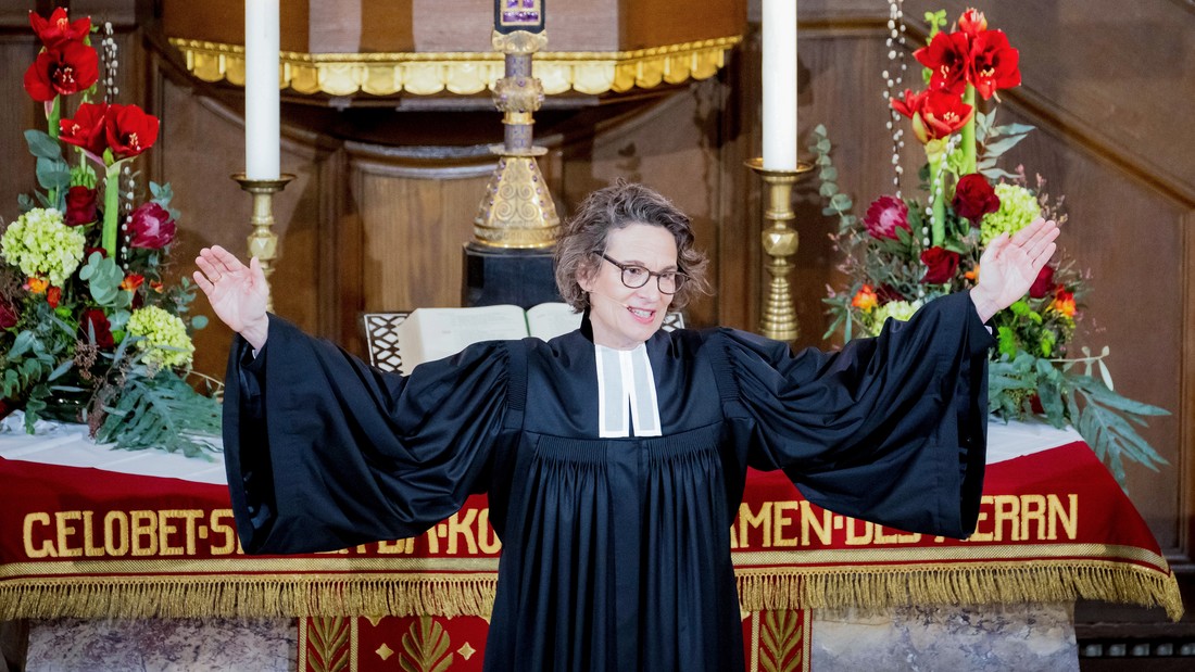 Die neue Kirchenpräsitentin Christiane Tietz erteilt am Sonntag (26. Januar) in der Lutherkirche Wiesbaden den Segen