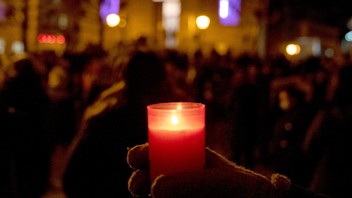 Menschen bei Dunkelheit mit einer Kerze in der Hand