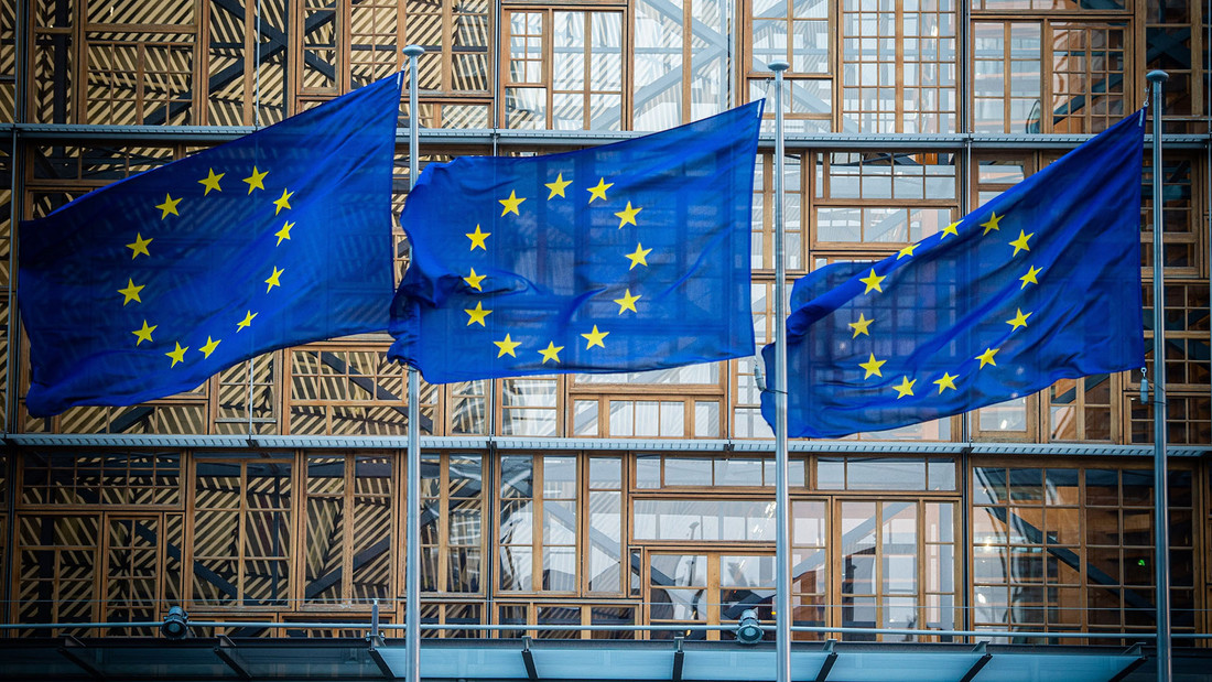 Flaggen der Europäischen Union wehen im Wind vor dem Europa-Gebäude. 