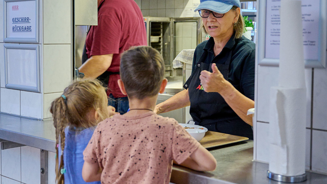 Kinder bekommen ein Mittagessen in der Arche in Berliner Hellersdorf.