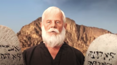 Rolf Becker als Moses mit Gesetzestafeln
