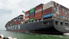 Deutsche Reeder handeln und investierten viel Geld für Material, um Geflüchteten an Bord helfen zu können.