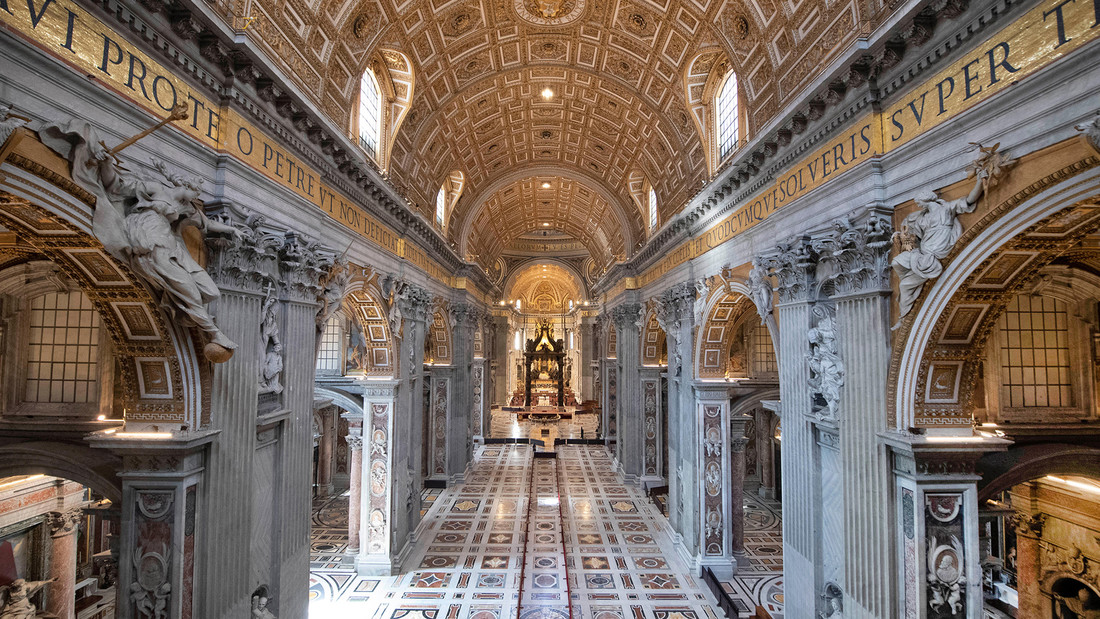 Menschenleerer Petersdom in Rom in Corona-Krise