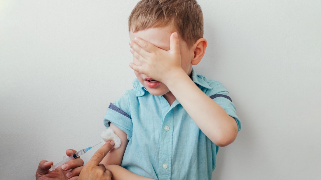 Kind bei der Grippeimpfung (Symbolbild)
