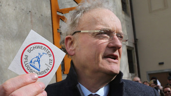 Theologe Friedrich Schorlemmer mit einem DDR Sticker "Schwerter zu Pflugscharen"