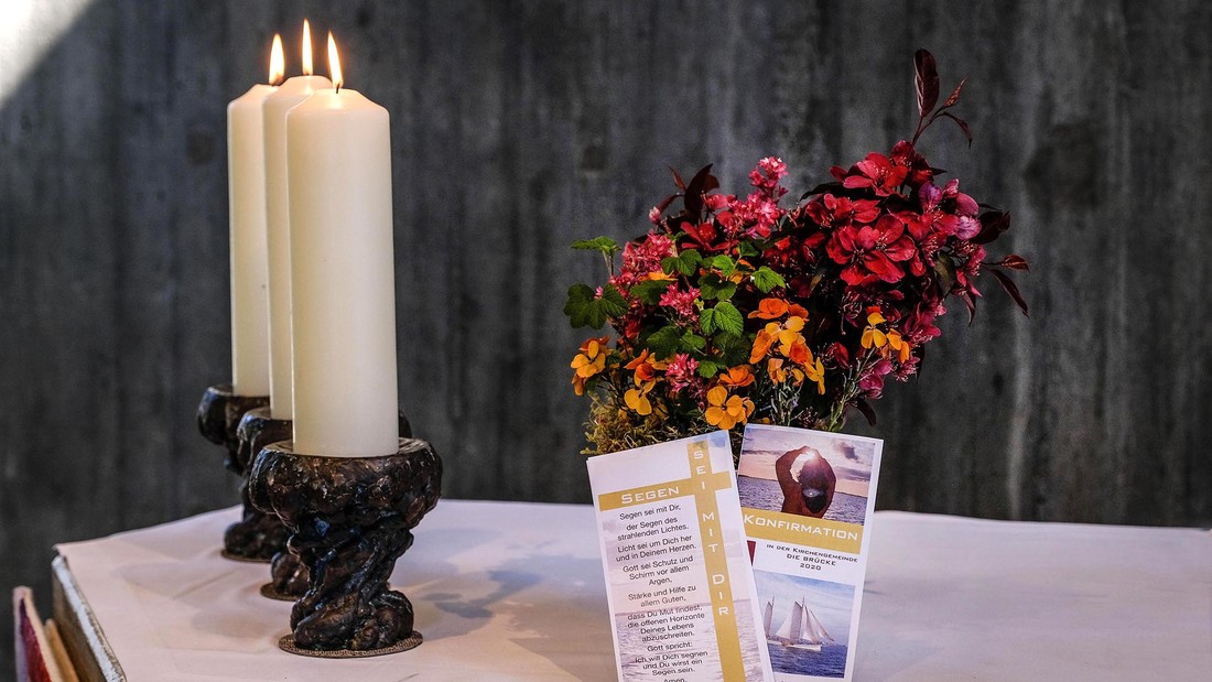 Konfirmationsgottesdienst mit Kerzen auf Altar