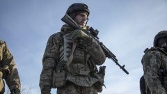 Wo der Frieden weit weg ist: ein ukrainischer Soldat nahe der Frontlinie bei Bachmut