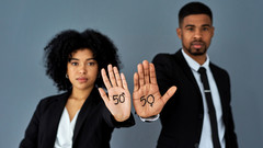 Mann und Frau zeigen 50 Prozent Zeichen