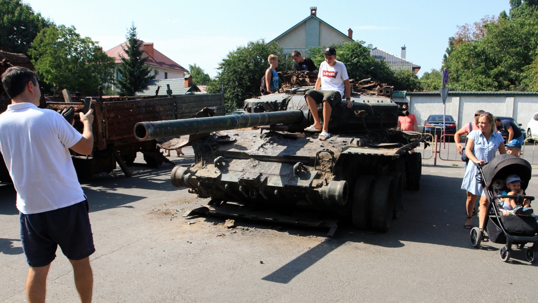 Symbolträchtig: Zerstörte russische Panzer auf den belebten Straßen der ukrainischen Stadt Odessa