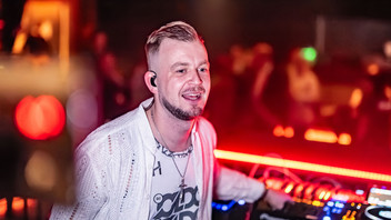 Jannis Schreiner, alias DJ Olde, legt bei einem Firmenevent in Heidelberg auf.