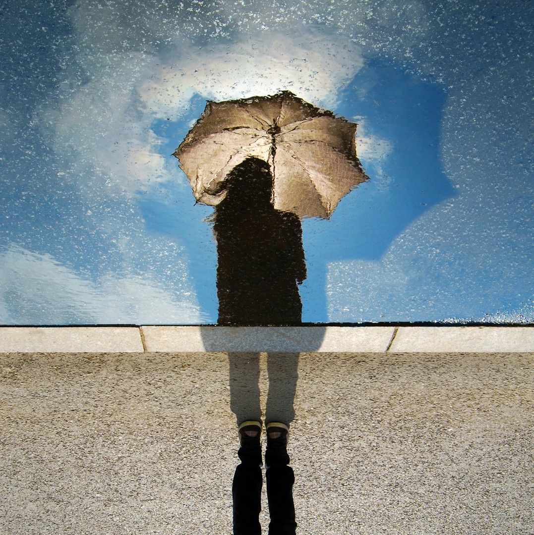 Frau mit Regenschirm