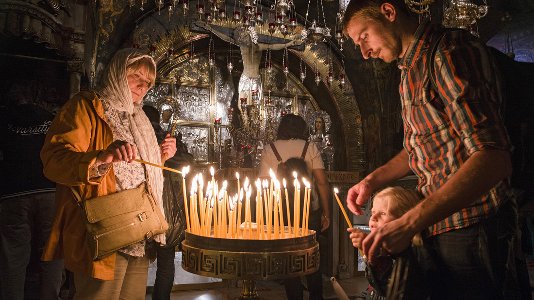 Gläubige beten vor dem Kreuzigungsaltar in der Grabeskirche in Jerusalem 