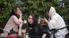 Iranerinnen in einem Café in Teheran