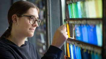 Sophie mit Glasstücken beim Derix Glasstudio