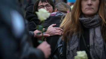 Rund 2.000 Menschen haben am 20.02.2020 bei einer Mahnwache auf dem Hanauer Marktplatz der Opfer des Anschlags gedacht.