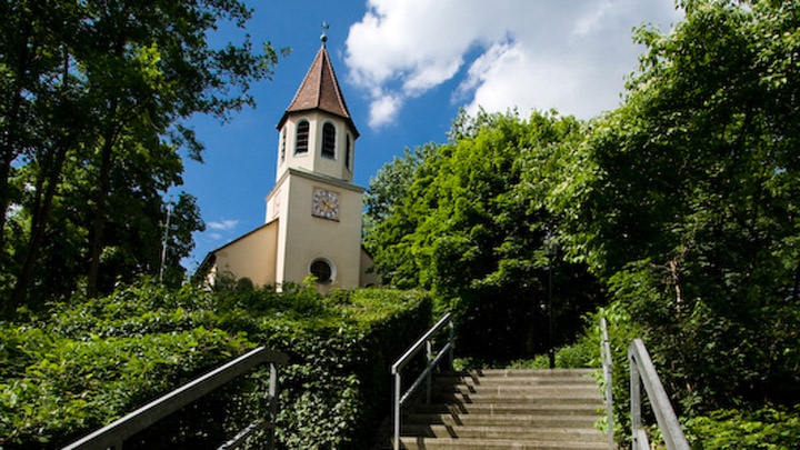 Die Kirche St. Martin in Fürth, wo der Familie Kirchenasyl gewährt wurde.