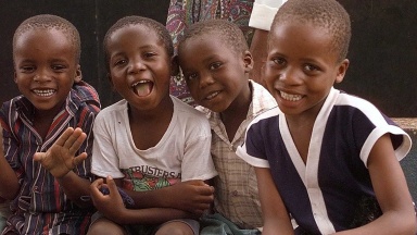 100.000 Euro Spende hilft Kindern in Afrika