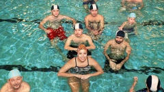 Eine Gruppe Schwimmer in einem Schwimmbecken