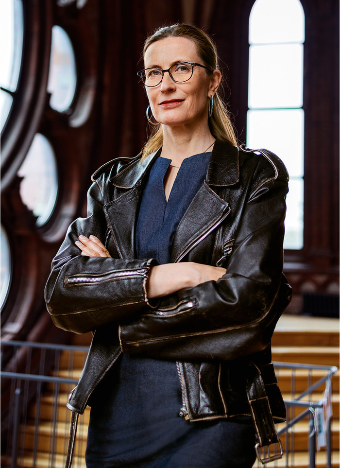 Ulrike Heitmüller in der Heilig-Kreuz-Kirche in Berlin-Kreuzberg