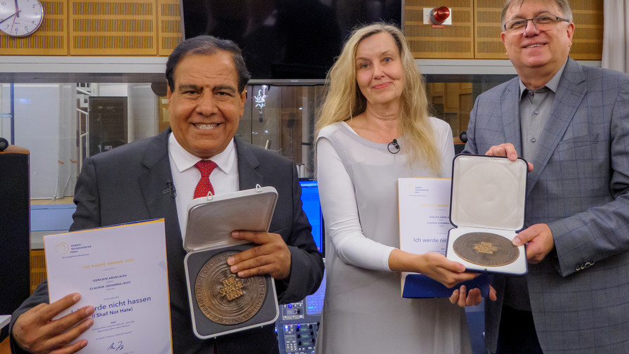 Übergabe der Medaille an die Hörfunk-Preisträger Izzeldin Abuelaish und Claudia Johanna Leist, rechts: Dr. Thomas Dörken-Kucharz, Programmgeschäftsführer