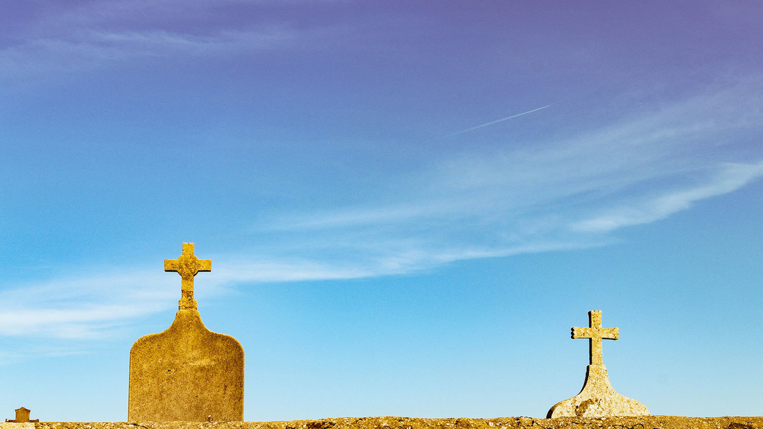 Friedhof mit zwei Gräbern und viel Himmel