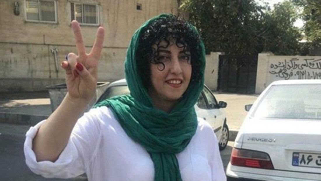 Die iranische Menschenrechtsverteidigerin Narges Mohammadi zeigt ein Peacezeichen