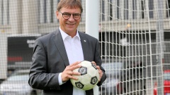 Der Sportbeauftragte der Evangelischen Kirche in Deutschland Volker Jung mit Fußball
