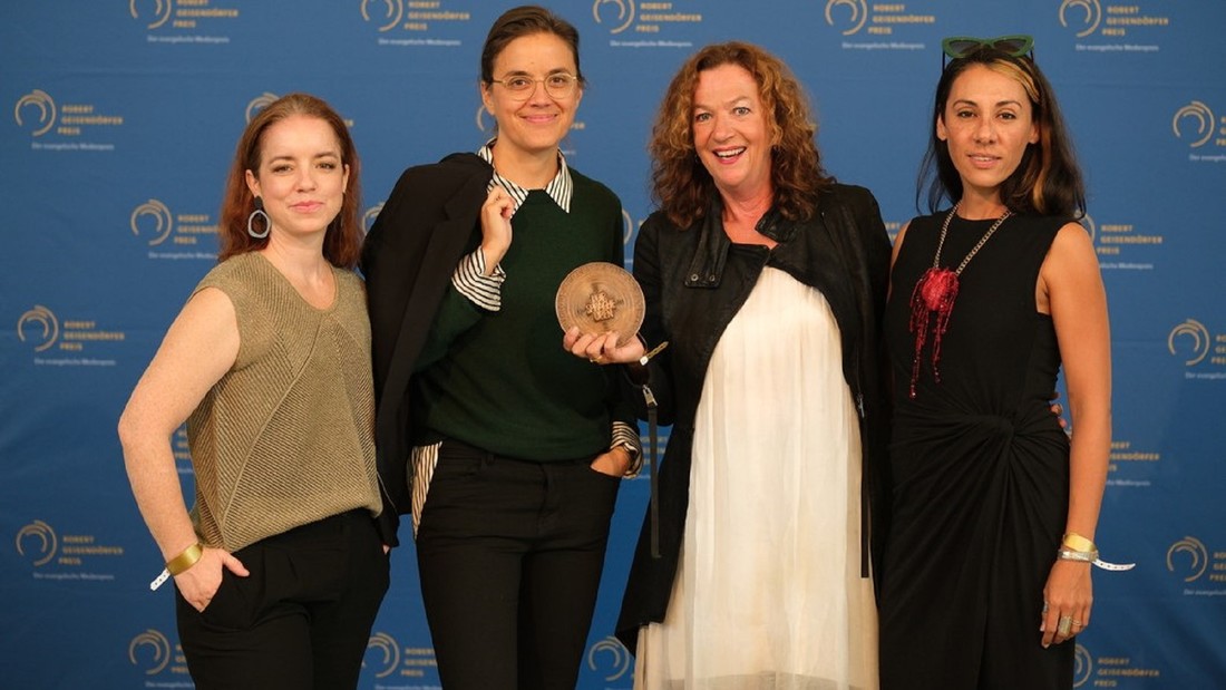 Isabell Šuba (Initiatorin), Catalina Flórez (Koordiatorin), Sonderpreisträgerinnen für das Metoring-Programm "INTO THE WILD", Robert-Geisendörfer-Preis 2023