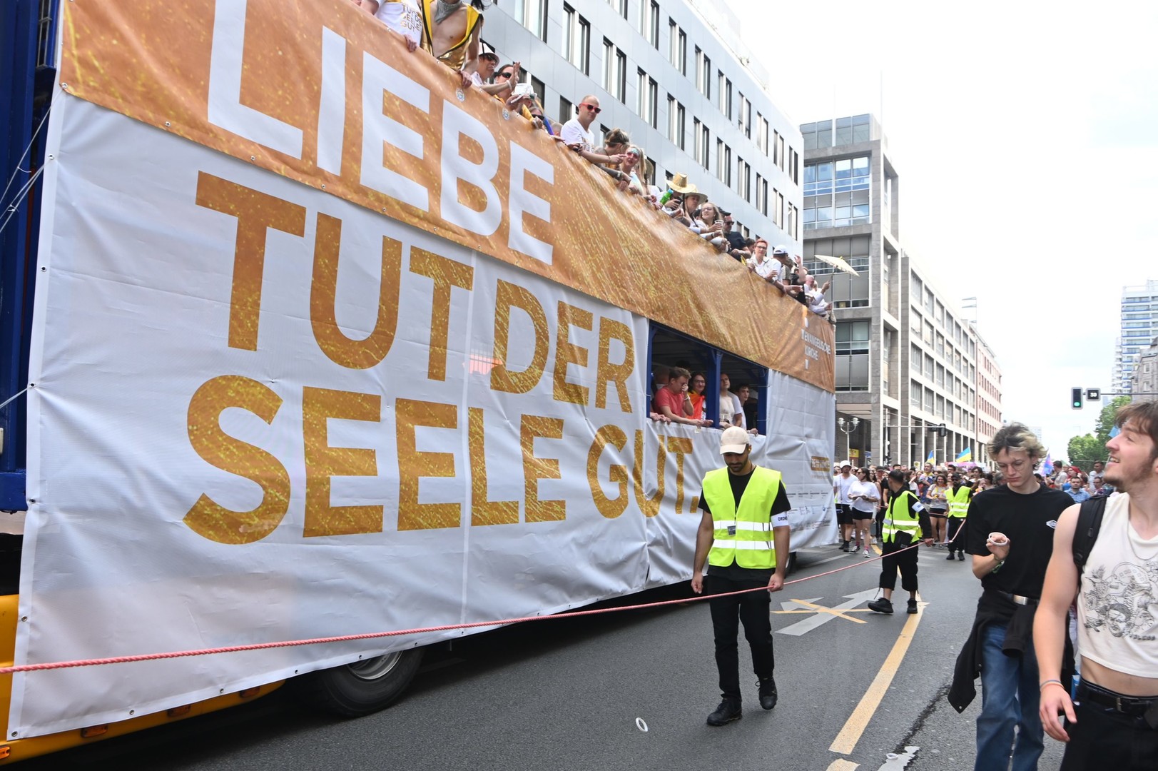 Wagen der evangelischen Kirche auf dem CSD in Berlin 2023