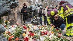 Nach dem Anschlag auf den Magdeburger Weihnachtsmarkt legen am Samstag (21.12.2024) viele Menschen Blumen am Eingang der St.-Johannis-Kirche in Magdeburg nieder