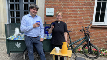Friedhofsverwalter Matthias Habel und Pastorin Beate Reinhard mit dem Kaffee-Fahrrad