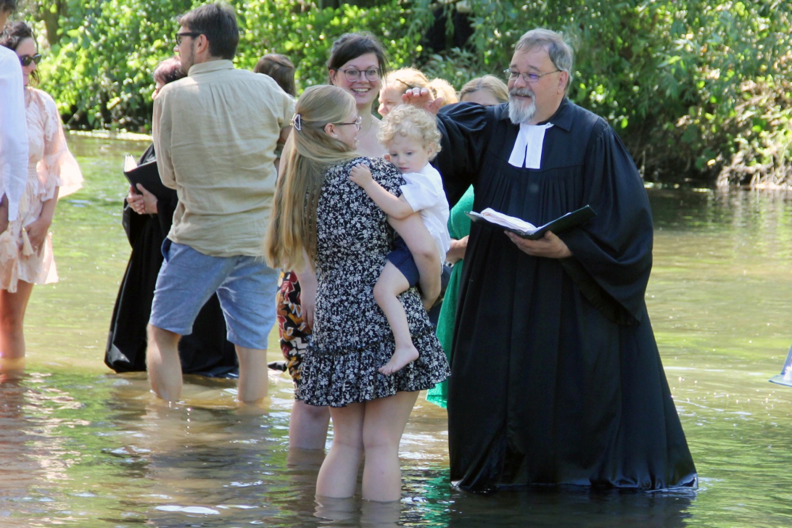 Säugling bis zum Erwachsenen haben sich am Sonntag im Flüsschen Alb in Karlsruhe evangelisch taufen lassen 