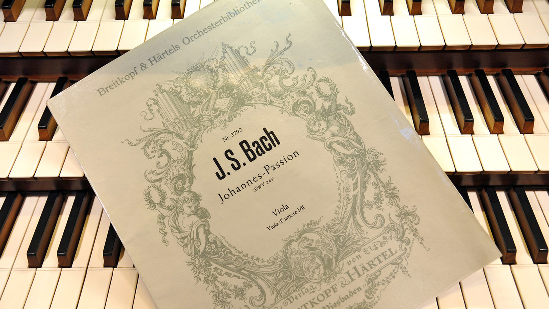 Deckblatt der Johannes-Passion auf Klaviertasten