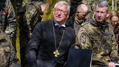 Evangelischer Militärbischof Bernhard Felmberg bei einem Feldgottesdienst.