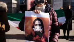 In Iran wurden Hunderte Schülerinnen vergiftet, mutmaßlich von Extremisten. Eltern protestieren – aber auch Menschen außerhalb des Iran, wie hier in Madrid.