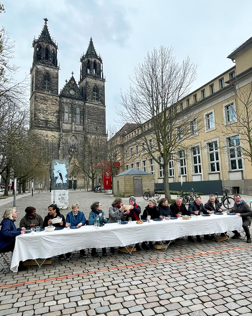 Abendmahl-Szene vor dem Magdeburger Dom