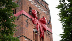 rote Schleife am Lübecker Dom
