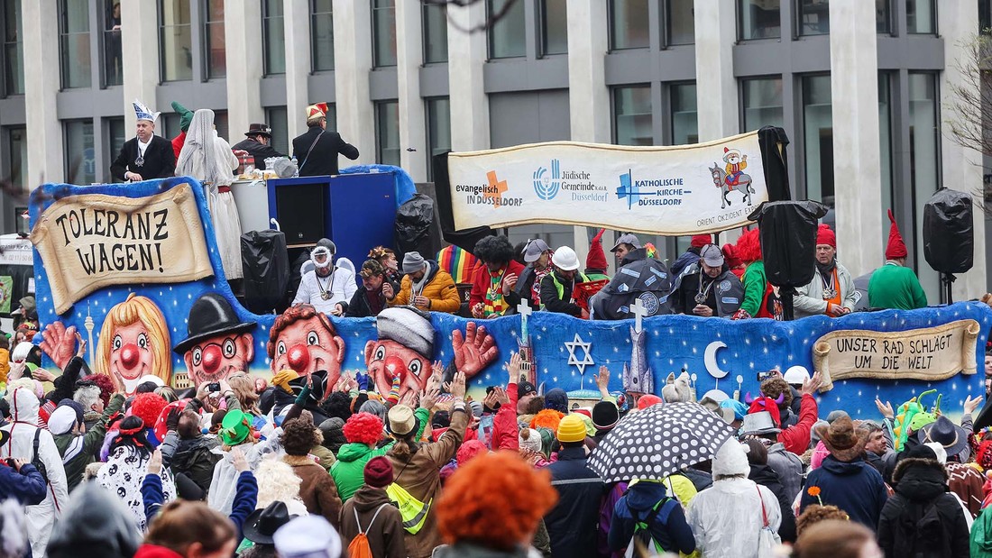 Karneval und Motivwagen - hier im Bild der "Toleranzwagen der Religionen" aus dem Jahr 2019.