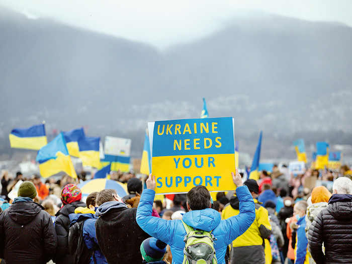 Vancouver am 26. Februar 2022: Eine Person hält auf dem Jack Poole Plaza ein Schild mit der Aufschrift 'Die Ukraine braucht Ihre Unterstützung' nach oben