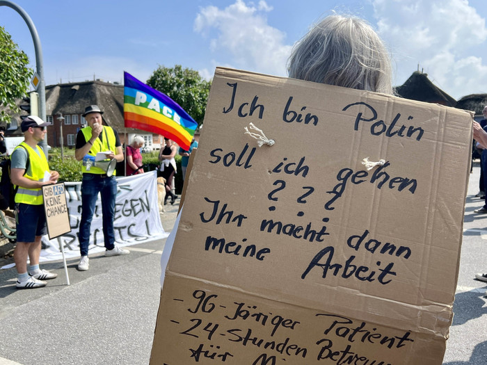 Gegenprotest auf Sylt: Eine Frau hat eine klare Meinung, wie ein Deutschland nur für Deutsche aussähe