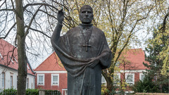 Staue von Kardinal von Galen auf dem Domplatz in Münster.