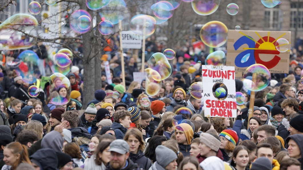 Unterstützer der Umweltbewegung Fridays for Future auf dem Klimastreik am 3. März 2023 in Berlin 
