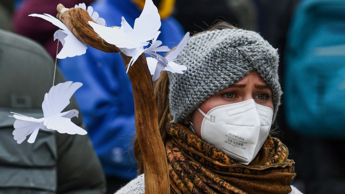 Eine junge Frau bekundet in Berlin auf einer Demonstration den Wunsch nach Frieden für die Ukraine