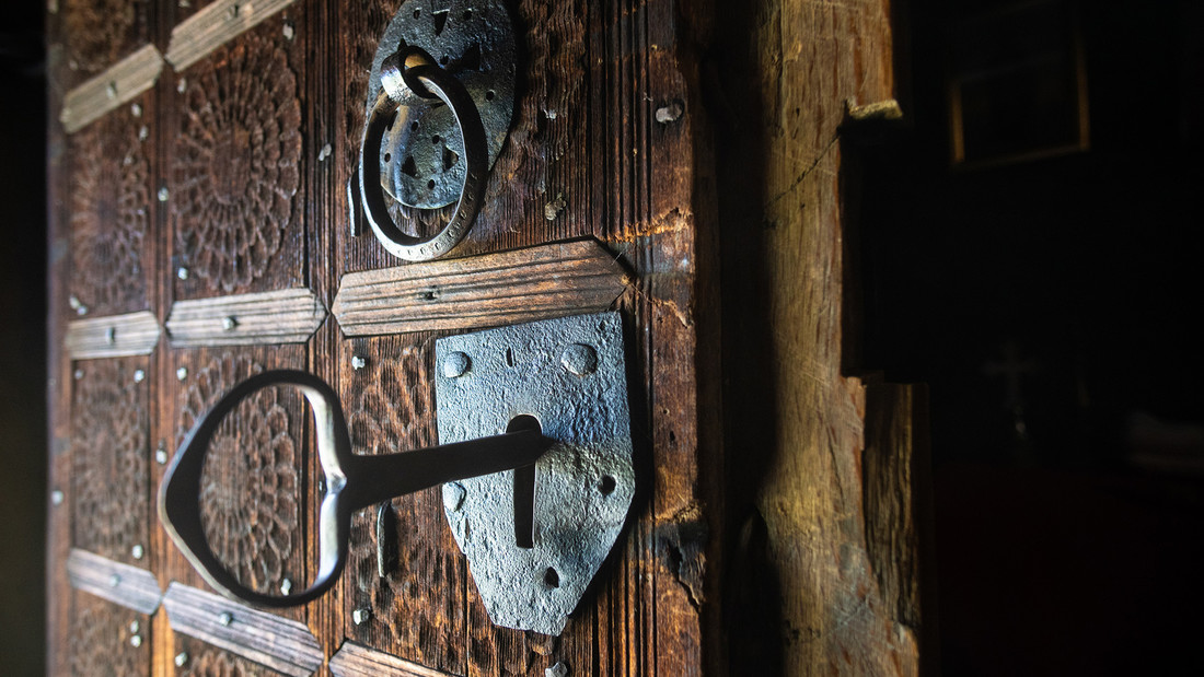 Kirchentür verschlossen mit Schlüssel
