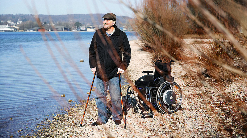 Christian Unger mit Rollstuhl am See