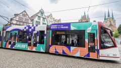 "Katholikentags-Strassenbahn" vor dem Dom in Erfurt