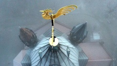 Spitze des Kirchturms der Pauluskirche in Halle/Saale mit Wetterhahn im Nebel
